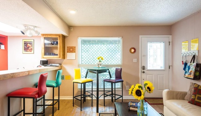 Studio condo, Queen bed, .33 miles to Barton Springs/Zilker Park, 2 mi to DT!