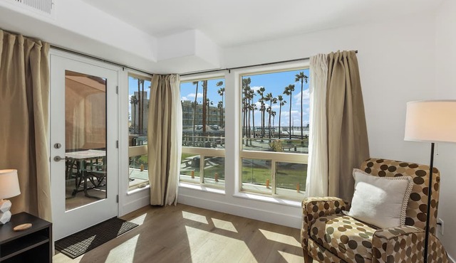 Beautiful Sunny 3 Bedroom Ground Floor with Southwest View of the Ocean