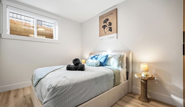 Modern, spacious 2BR suite in Calgary, 13 min to downtown, private entrance