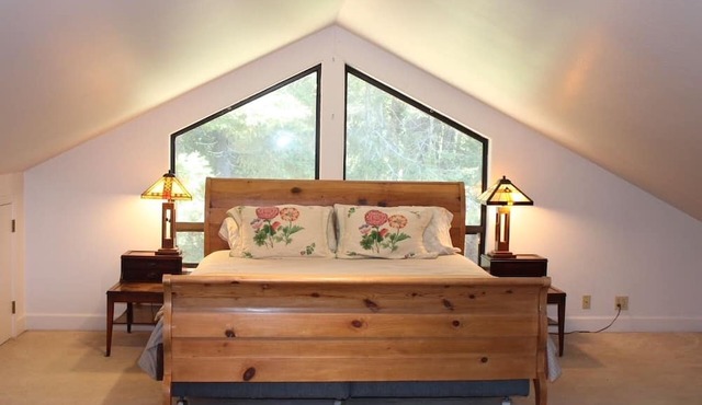 The Pelican Retreat, a rustic apartment with scenic ocean views!
