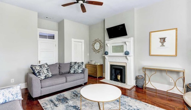 Victorian Upstairs Retreat | Near Forsyth Park