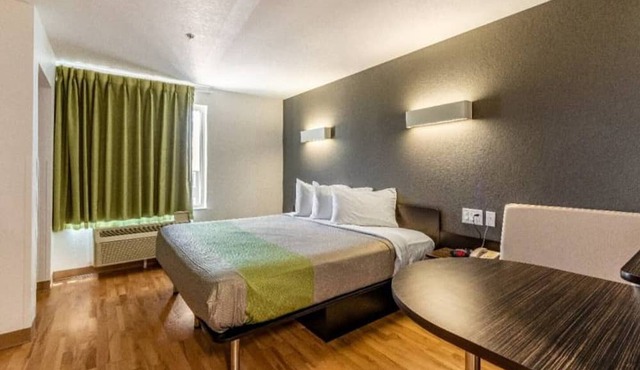 1 King Bed | Mobil Access Tub Nsmk Kitchen