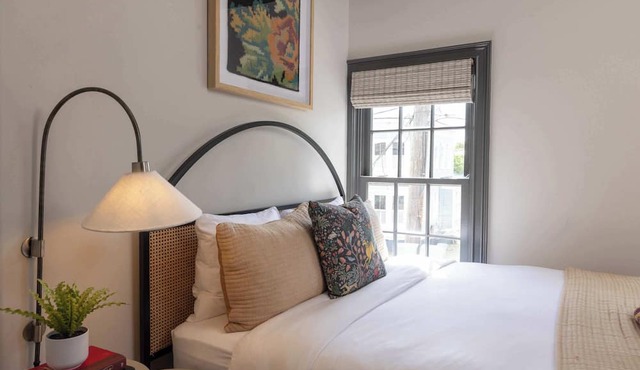 Renovated Townhome Near Forsyth Park | Parking