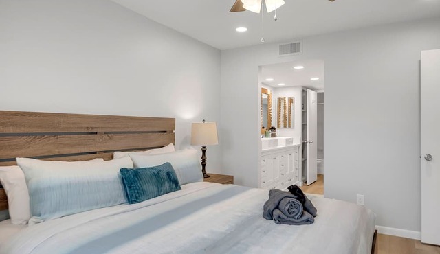 Luxury 2BR condo in Sedona's Village of Oak Creek with garden views.