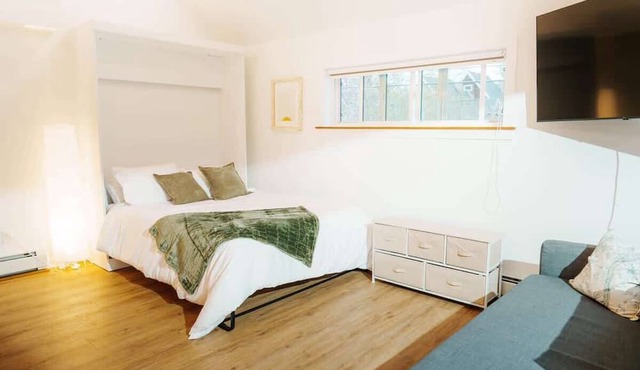 Boutique Riverside Loft Near Downtown