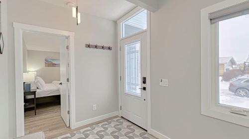 Modern 3BR Suite Steps to C-Train Near Zoo & DT