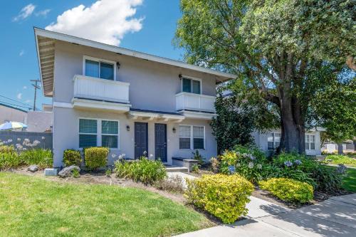 One Lux Stay Coastal 2BR Retreat near the Beach