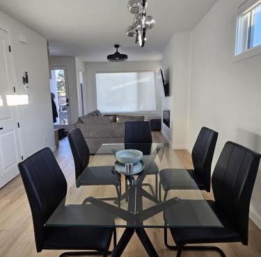 Shaganappi 2BR with private Baths, Walk to CTrain, Garage Parking, Full Kitchen