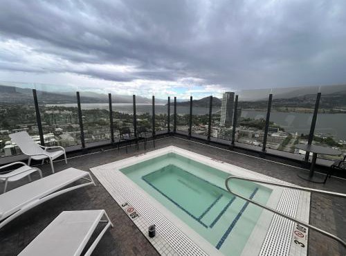 Stunning Million-Dollar Lakeview 2 Bedroom signature Loft with rooftop pool
