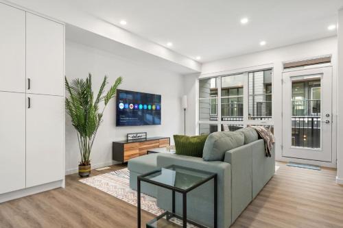 Luxury 3 Bedrooms Spacious Townhome, 2 Car Garage, Sleeps 8, Heater & AC, King Bed, Easy Ski Access, Next to WinSport, 10km from Calgary Downtown, Near Banff